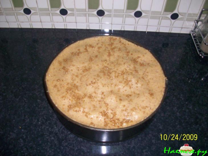 Закрытый яблочный пирог с изюмом и орехами 