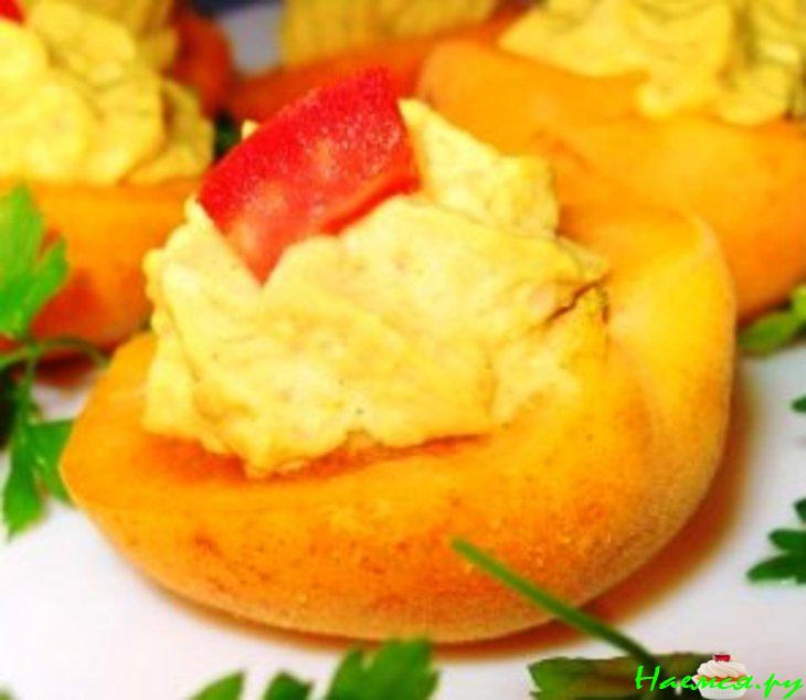 Тунец в половинках абрикосов