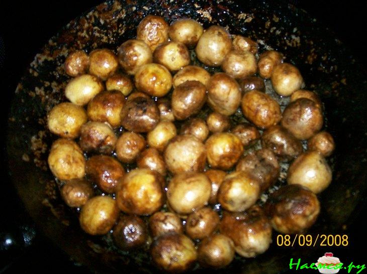 Молодой картофель, жаренный целиком