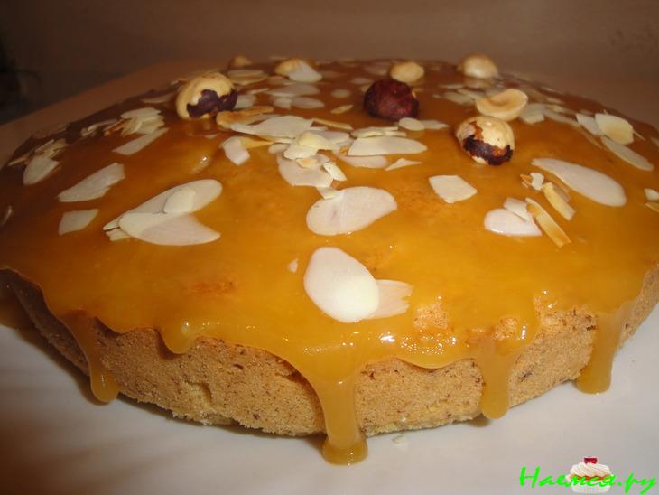 Бисквитный ореховый пирог с медовой карамелькой