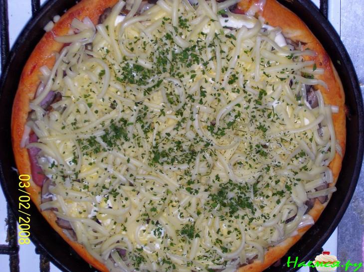 Пицца с жаренным луком