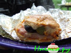 Рулет из куриной грудки с ветчиной, оливкам и корнишонами, приготовленный на углях