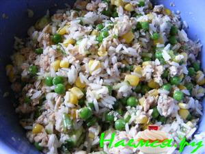 Салат рисовый с консервированным лососем