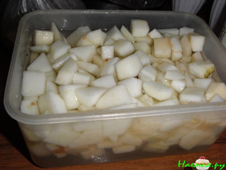 Яблочный соус и изюмом и миндалем для курицы, мяса...