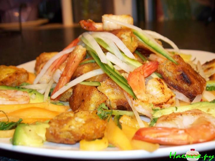 Салат с креветками и мятой