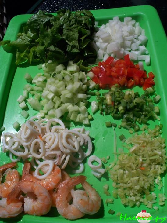 Салат с креветками и кальмарами