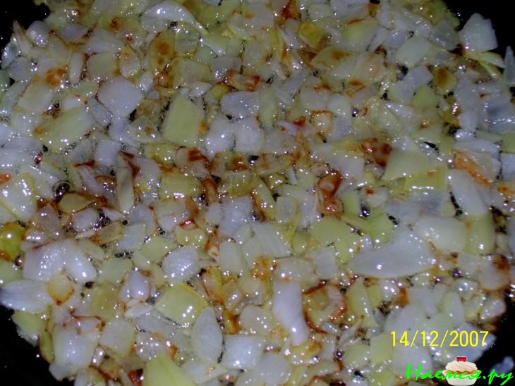 Слоеный пирог с курицей, рисом и яйцом