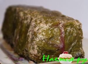 Мясной хлеб с фисташками запечённый в свекольных листьях