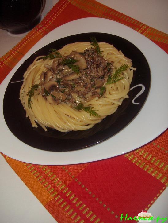 Паста с мясным фаршем и грибами в сметанном соусе