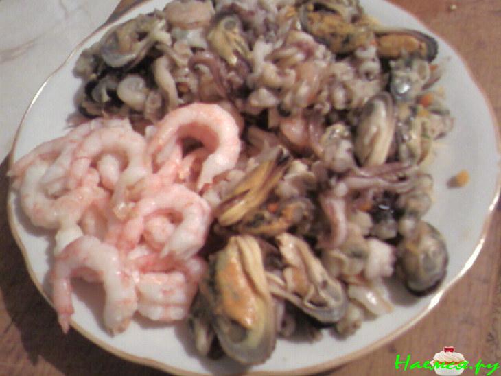 Салат из морепродуктов с сыром и авокадо Салат из морепродуктов с сыром и авокадо