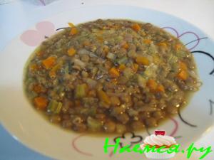 Чечевичный густой суп с овощами, лимонным соком и чесноком