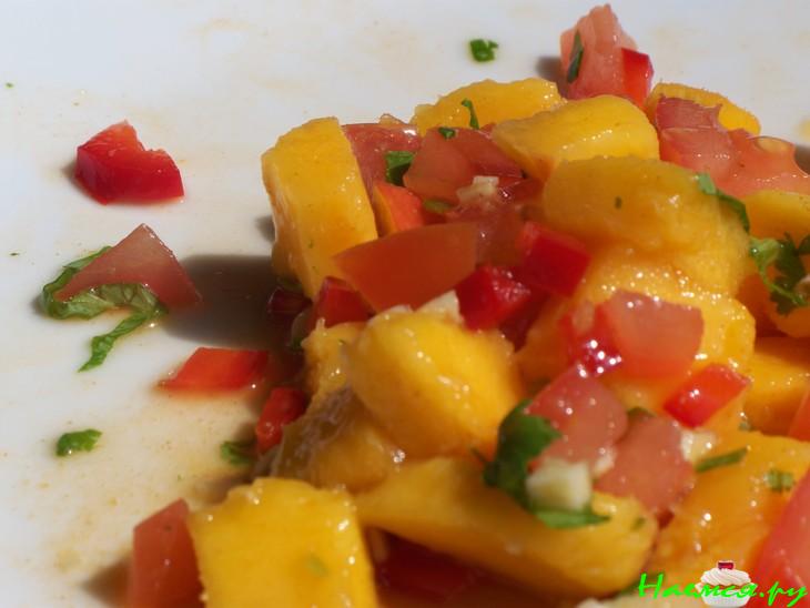 Лосось с манговым сальса  