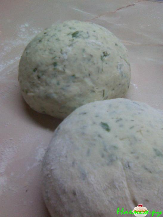 Фокачча с пряными травами и пицца по-русски из того же теста  