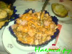 Салат с фасолью и колбасой