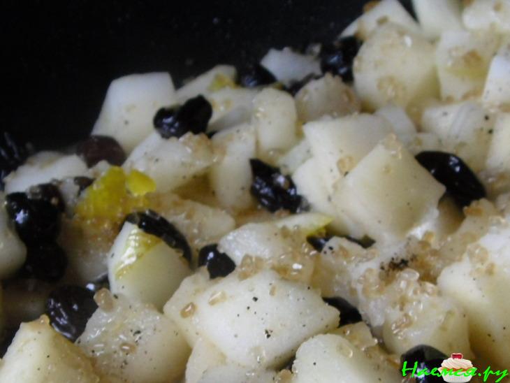 Яблочный соус и изюмом и миндалем для курицы, мяса...