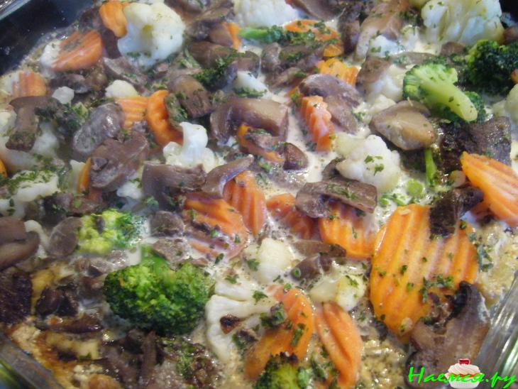 Печень, запеченная в сливочном соусе с овощами и грибами