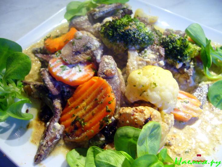 Печень, запеченная в сливочном соусе с овощами и грибами