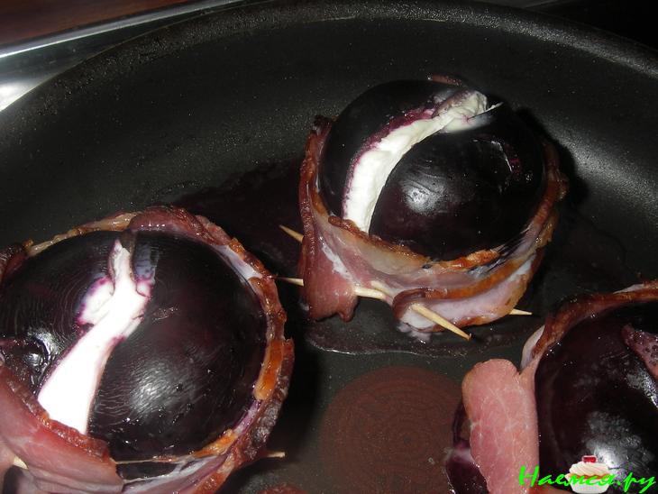 Сливы с сыром и копченой грудинкой