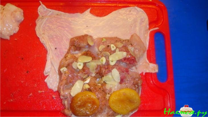 Куриные рулетики из ножек курицы с курагой