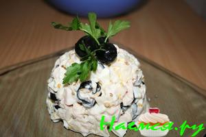 Салат "Любимый" с копченой курочкой и ананасами