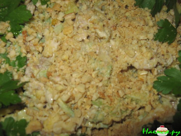 Салат с курицей, персиком, киви, авокадо и кешью