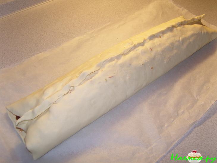 Слоенка с яблоками, изюмом и пудингом