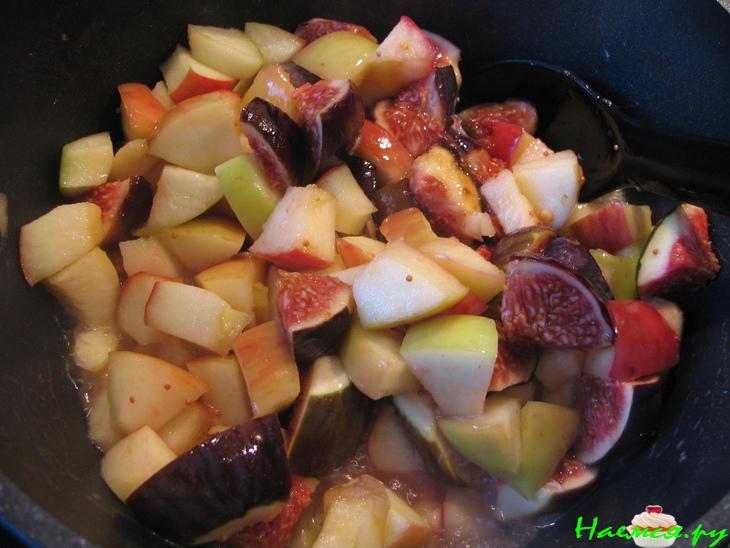 Пирог с инжиром и яблоками