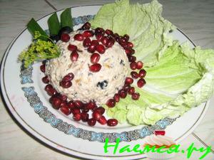 Салат из куриной грудки с черносливом и маслинами