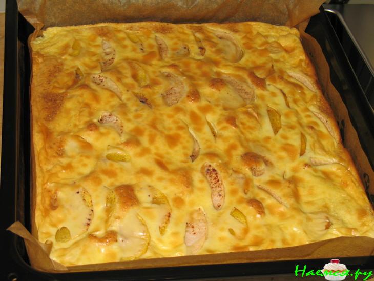 Миндальный бисквит с персиком и яблоками под сметанной заливкой