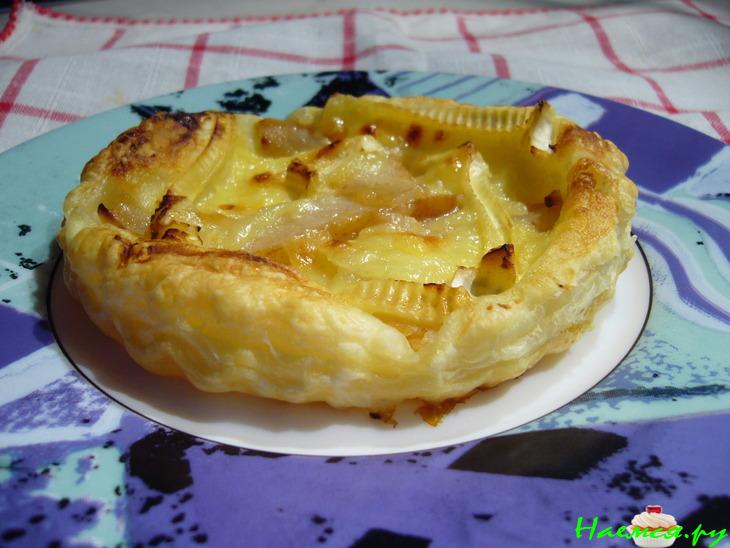 Пикантные тарталетки с грушей и камембером