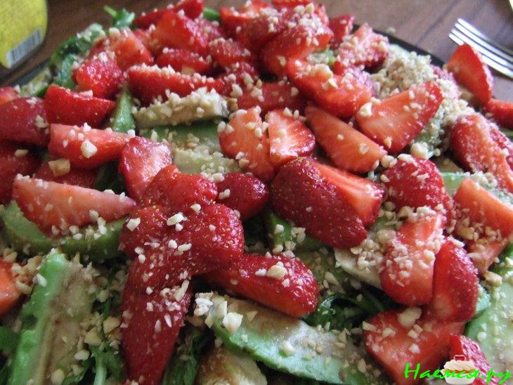 Салат с куриным филе и маринованной клубникой