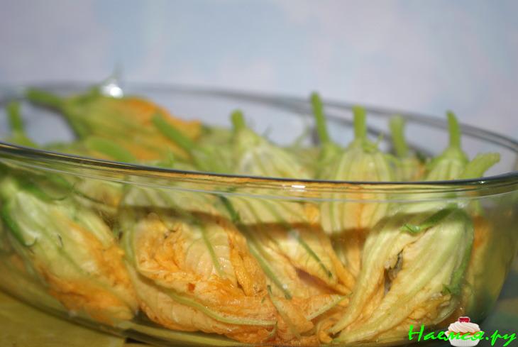 Цветы кабачков фаршированные, в пивном кляре