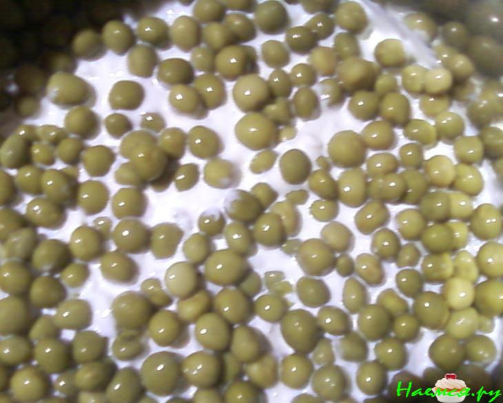 Шпротный салат с зеленым горошком