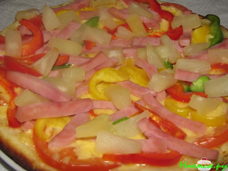 Пицца с ананасом и руколой