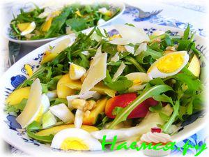 Салат из рукколы с нектаринами, фенхелем и перепелиными яйцами Салат из рукколы с нектаринами, фенхелем и перепелиными яйцами