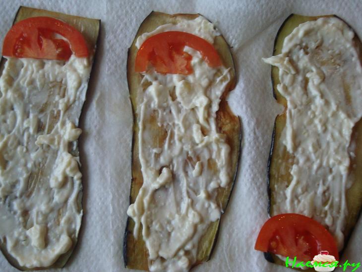 Баклажановые рулетики с помидором и сыром