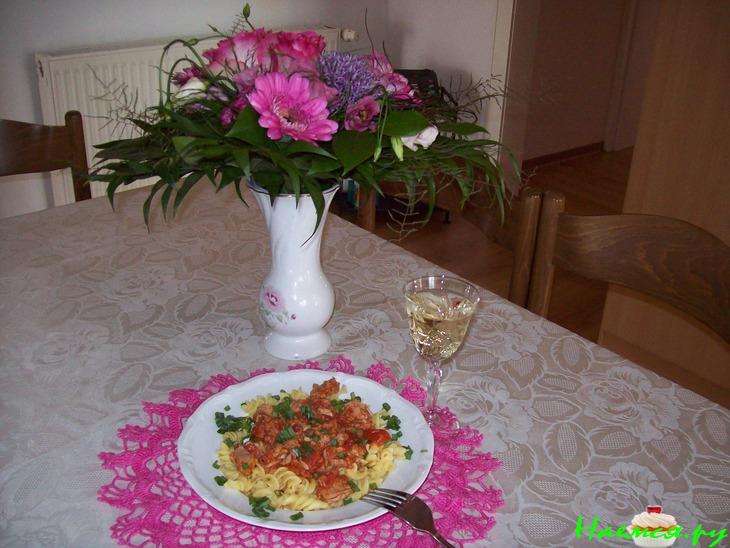 Томатен спагетти под нежным соусом с тунцом и каперсами