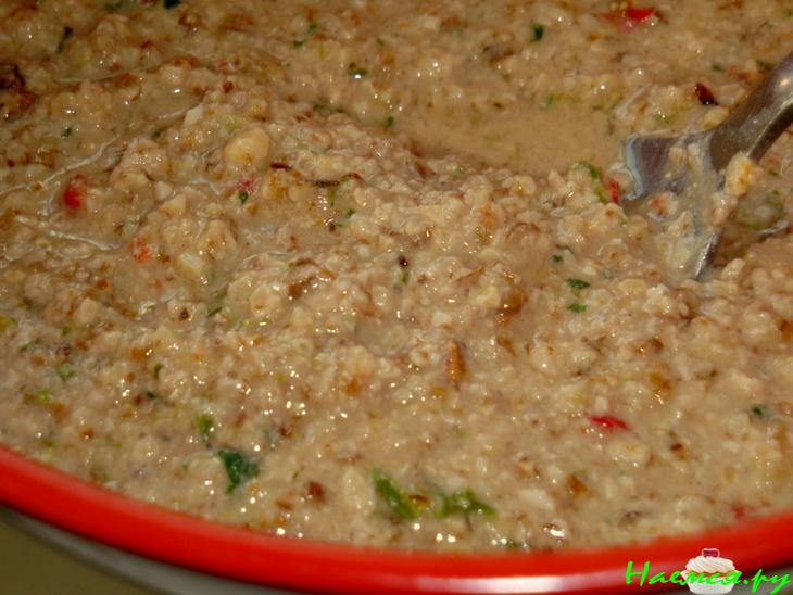 Жареная форель с ореховым соусом. Пикантно