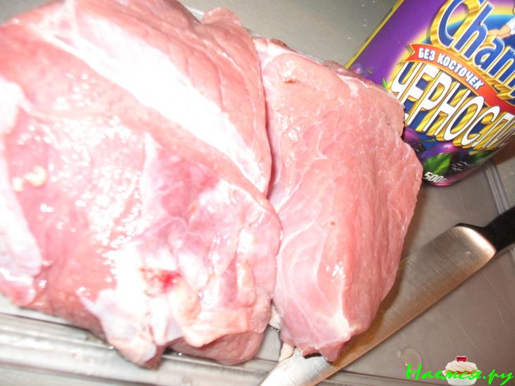 Телятина с черносливом и орехами в красном вине