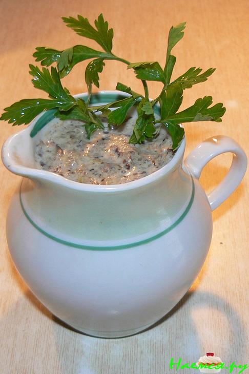 Мясной рулет с грибным соусом