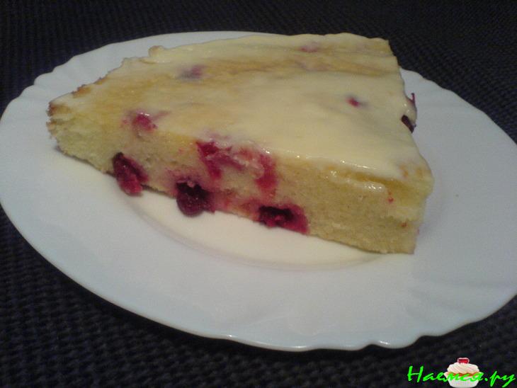 Бисквитный пирог с ягодами под сметанной заливкой