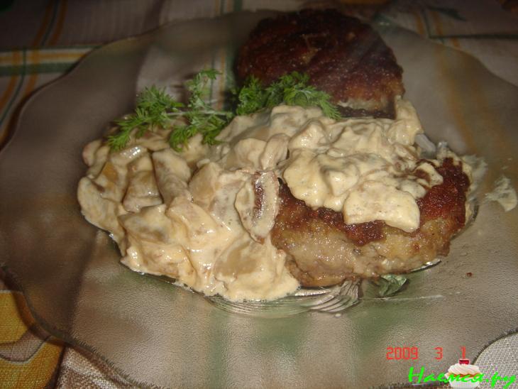 Картофельно-мясные котлеты с нежным грибным соусом.