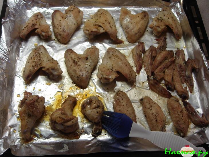 Куриные крылышки в глазури из соевого соуса, меда и рисового уксуса Куриные крылышки в глазури из соевого соуса, меда и рисового уксуса