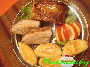 Запечённая маринованная свиная грудинка на косточке