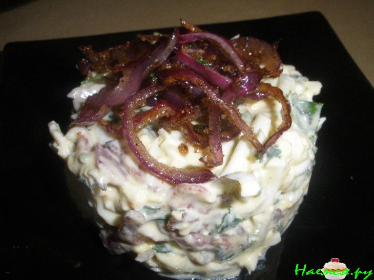Салат яичный с карамелизированным луком