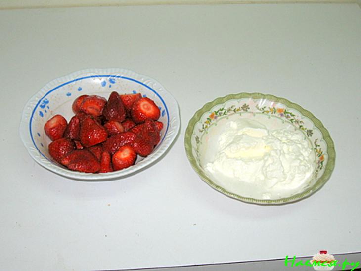 Клубничные маффины с кедровыми орешками