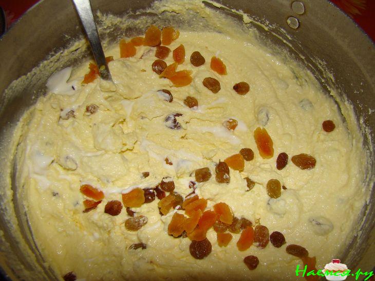 Творожная запеканка с курагой и изюмом