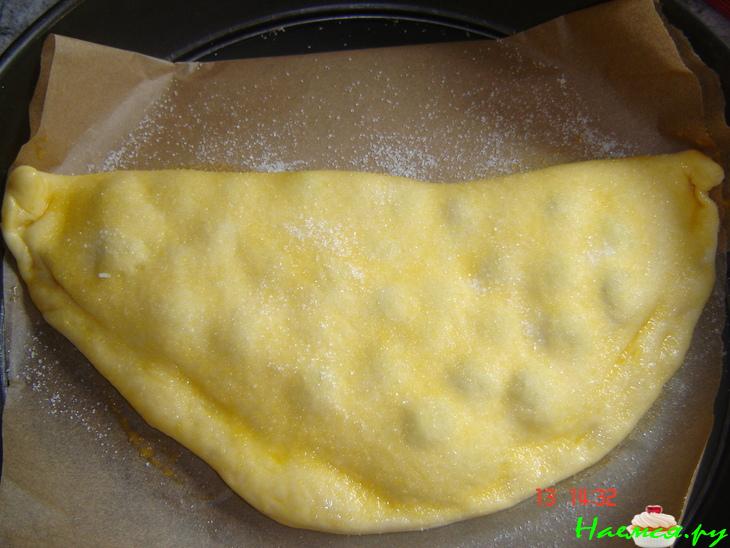 Сладкий пирожок с творогом и вишней