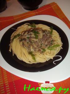Паста с мясным фаршем и грибами в сметанном соусе