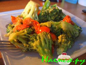 Брокколи с помидорами черри